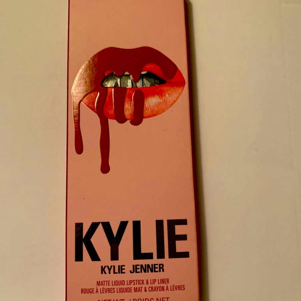 Kylie Jenner matte lipstick/ lip liner
